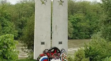 В память о погибших курсантах и офицерах Урюпинского военно-пехотного училища на берегу Кубани стоит обелиск «Лейтенантские погоны»