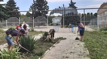 На субботник поднялись работники бюджетной сферы поселка имени М.Горького