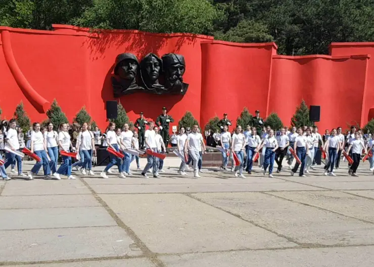 День Победы в Кропоткине отметили красочной патриотической акцией и парадом