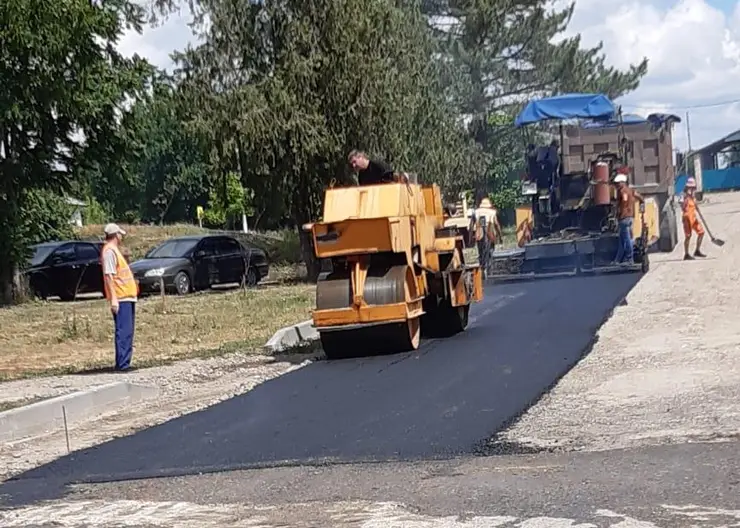 В поселке имени М.Горького на улицах идет ремонт дорожного полотна