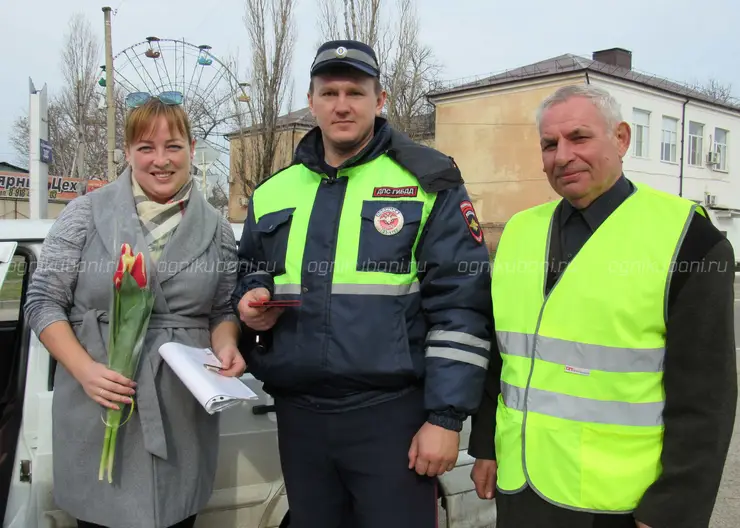 Цветочный патруль поздравил женщин-водителей с наступающим 8 Марта