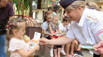 Сотрудники Госавтоинспекции Кавказского района и ветераны ДПС ГИБДД с отрядом ЮИД школы №11 города Кропоткина провели тренинги по Правилам дорожного движения на детских площадках