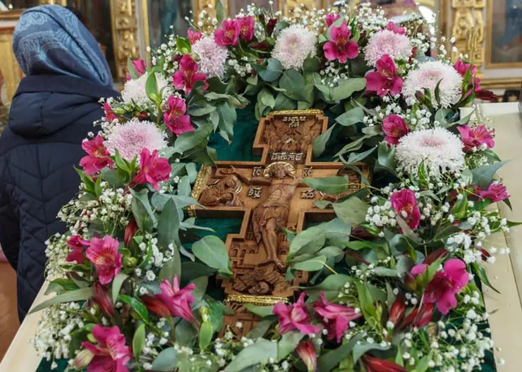 Православные христиане отмечают Крестопоклонную неделю