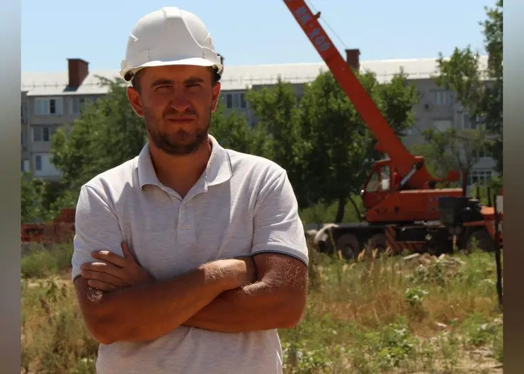 Строитель Денис Панов возводит дом для своей семьи