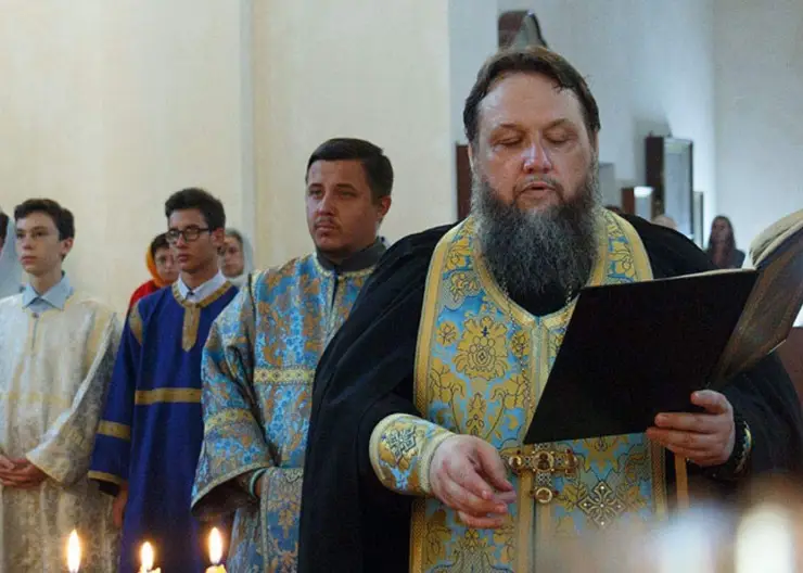 На праздничное богослужение в честь Рождества Пресвятой Богородицы в Покровский собор пришли десятки прихожан