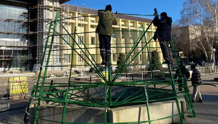 На площади ДК приступили к установке главной новогодней елки