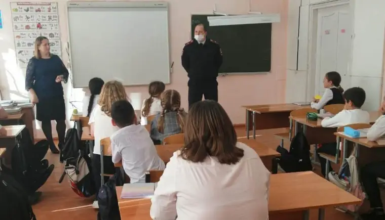 Полицейские и общественники провели в станичной школе мероприятие по противодействию экстремизму