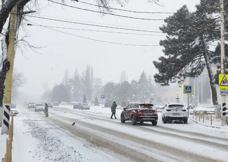 В связи с ухудшением погодных условий госавтоинспекторы Кавказского района призывают водителей быть осторожными на дорогах