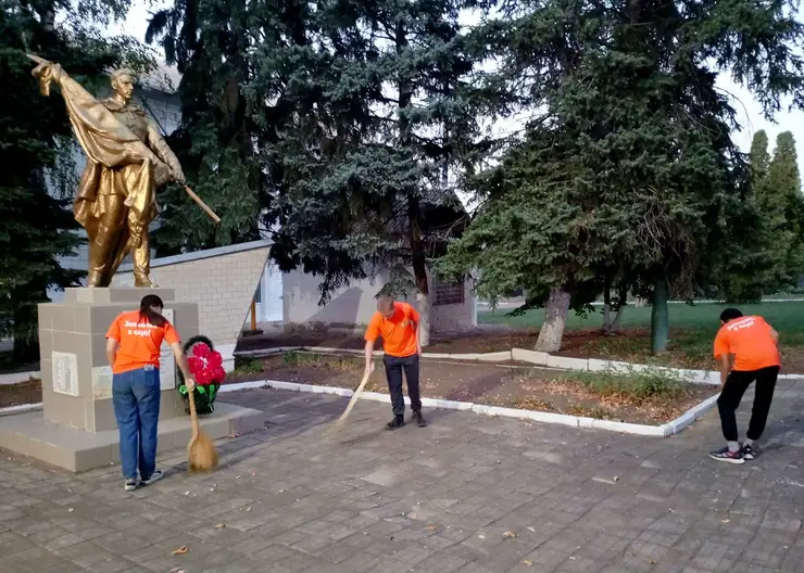 Активисты молодежного клуба «Эдельвейс» провели уборку памятников ст-цы Дмитриевской