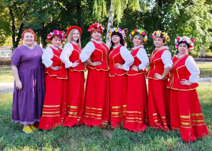 Вокальный коллектив станицы Дмитриевской за счет спонсорских средств приобрел сценические костюмы