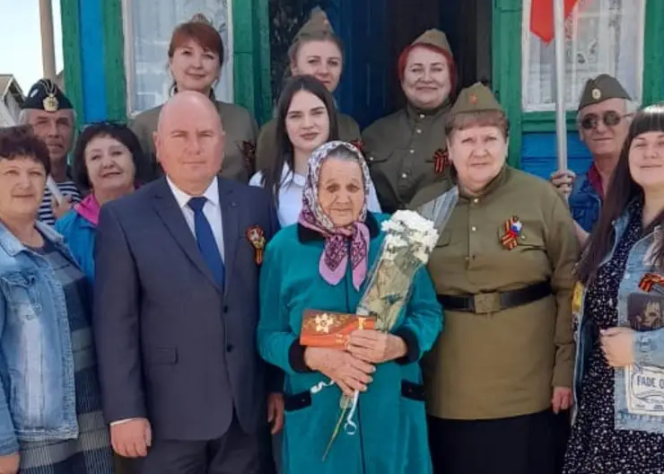 В Дмитриевском сельском поселении не отступают от традиции в День Победы поздравлять тружеников тыла