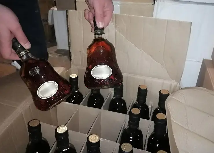 Предпринимателя и продавца осудили за торговлю контрафактным алкоголем