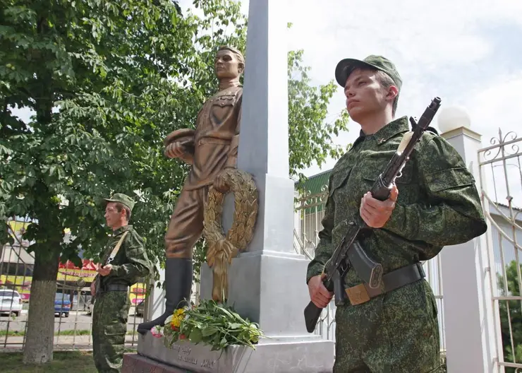 В День памяти и скорби командиры-наставники детского военного патриотического клуба «Патриот» в знак уважения к воинам-освободителям почтили их минутой молчания и возложили цветы к памятнику