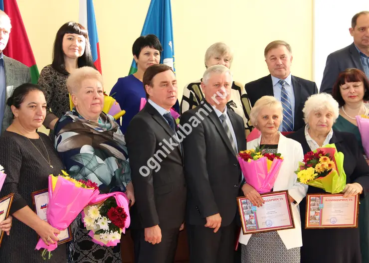 На планерном совещании глава Кавказского района наградил сотрудников избирательной системы