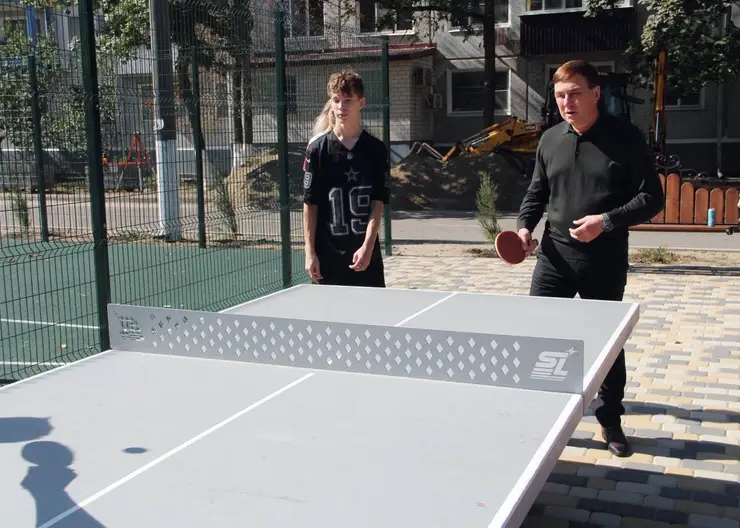 Глава района Виталий Очкаласов сыграл с ребятами в настольный теннис на новой благоустроенной площадке
