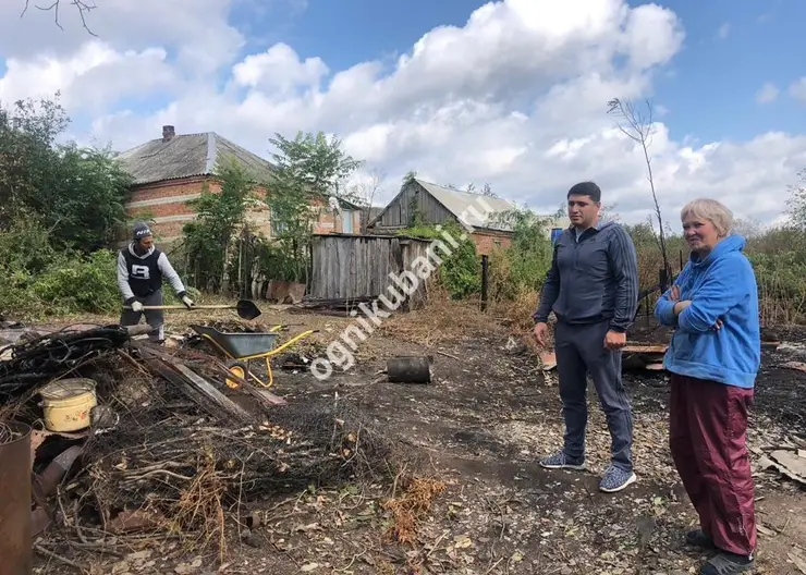 В станице Казанской на пожаре спасли пожилую женщину