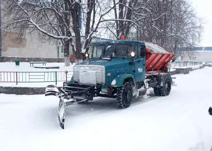 В станице Кавказской с раннего утра снегоуборочная техника вышла на расчистку улиц