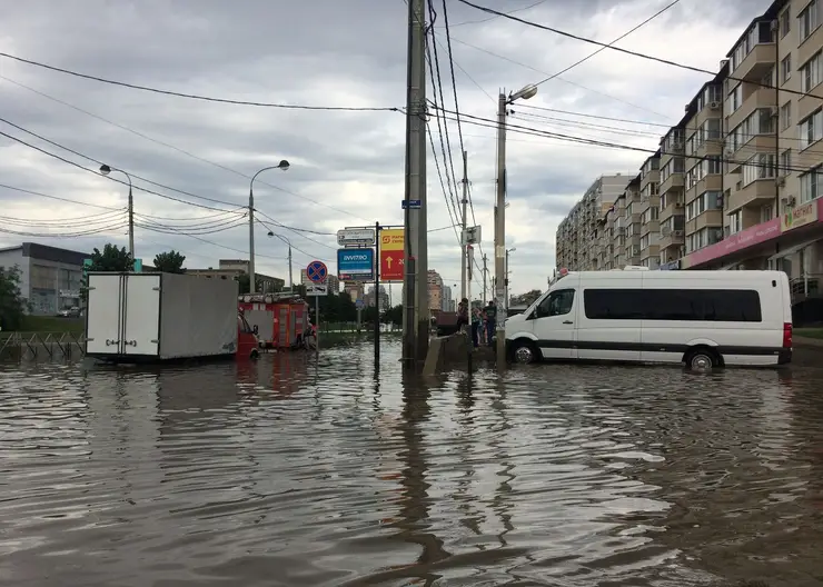 В Краснодаре из-за ливня подтопило несколько улиц