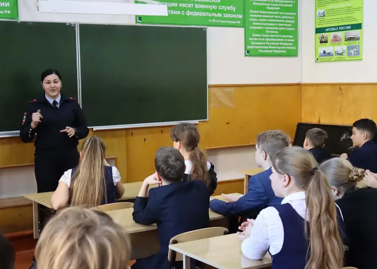 <strong>В Кавказском районе правоохранители пришли к школьникам с профилактической беседой о вреде наркотиков</strong>