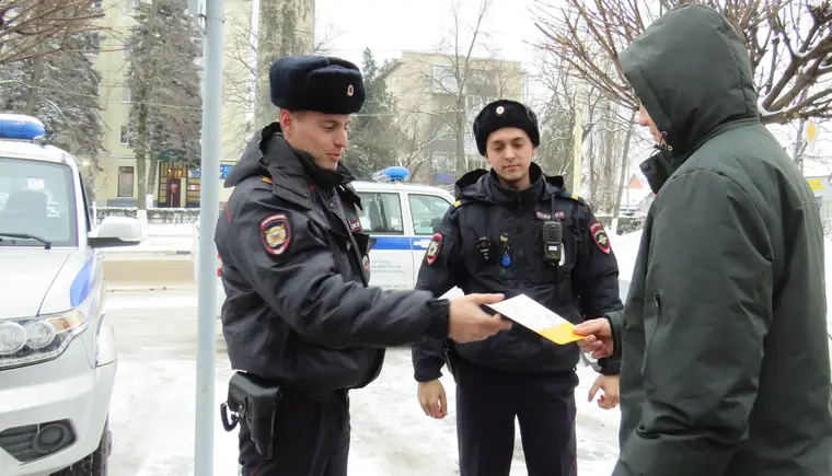 В Кавказском районе полицейские патрульно-постовой службы вручили памятки участникам акции «Осторожно: кибермошенники!»