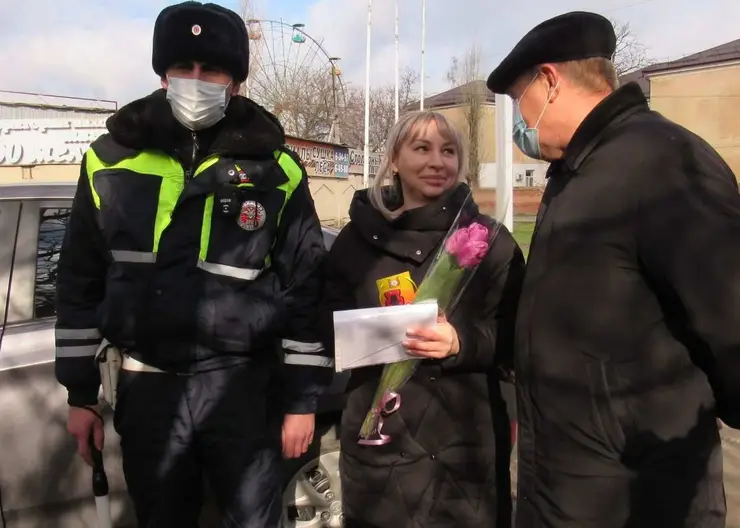 Госавтоинспекторы и общественники поздравили женщин-водителей с праздником 8 Марта