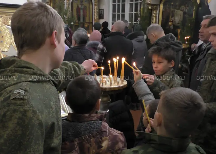 На предрождественской службе в Свято-Покровском соборе побывали воспитанники детского военно-патриотического клуба «Патриот»