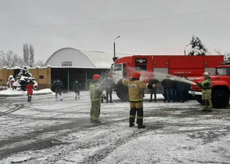 В Кавказском районе оригинально проводили на пенсию сотрудников пожарно-спасательной части