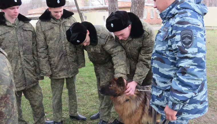 Правоохранители провели профориентационное занятие в Кропоткинском казачьем кадетском корпусе