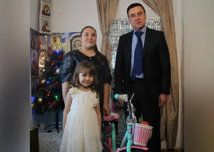 Глава Кавказского района Варе Щербининой передал подарок от губернатора Кубани