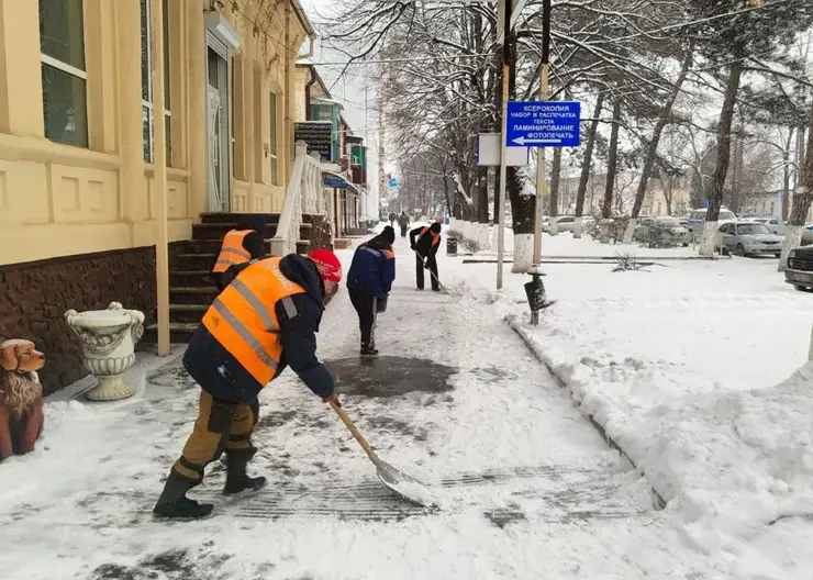 Спецтехника и дворники с лопатами сегодня в деле