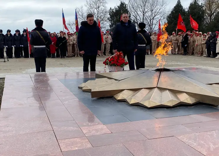 В честь годовщины освобождения Кропоткина от немецко-фашистских захватчиков к Вечному огню возложили цветы