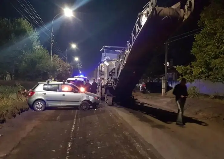 В Кропоткине пожилой водитель врезался в спецтехнику