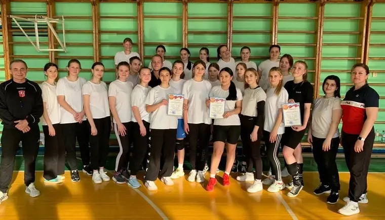 Студентки Кропоткинского медицинского колледжа активно занимаются волейболом