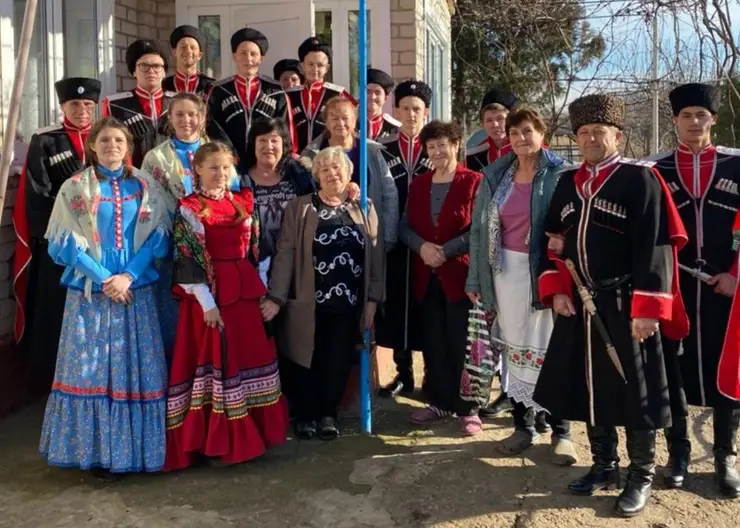 Члены Казанского казачьего общества с юными казачатами школы №43 поздравляли старейших казаков