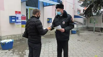 Сотрудники полиции продолжают рассказывать гражданам о том, как не попасться на уловки мошенников