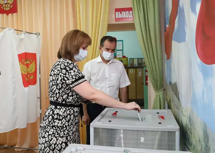 Вениамин Кондратьев с семьей проголосовали на своём участке в Динской