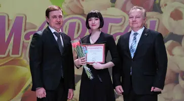 Виталий Очкаласов на праздничном концерте поздравил женщин района с Днём 8 Марта