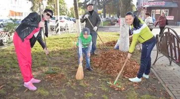 В пятницу главную улицу Кропоткина энтузиасты освободили от опавшей листвы