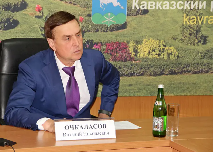 Капельный полив растений и новый светофор в Кропоткине обсудил глава района с жителями