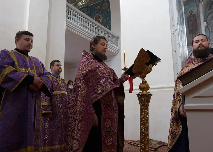 18 апреля в Покровском соборе протоиерей Сергий Кичиков совершил четвертую пассию