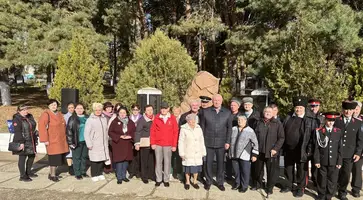 В Кропоткине возложили цветы к памятнику жертвам политических репрессий