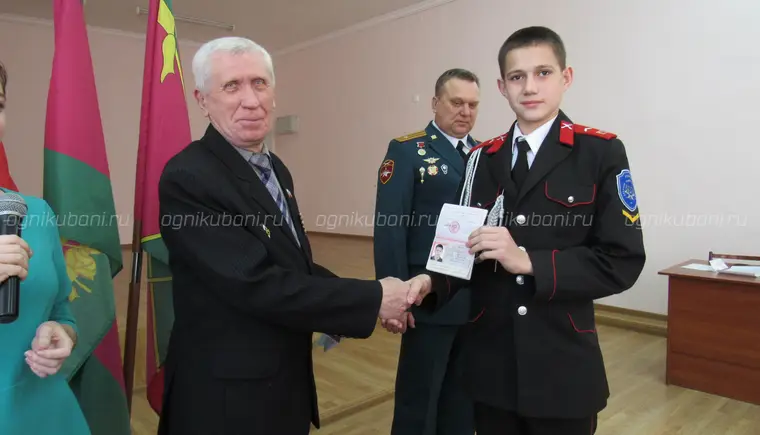 В Кавказском районе полицейскими и общественниками проведена торжественная выдача паспортов юным гражданам города