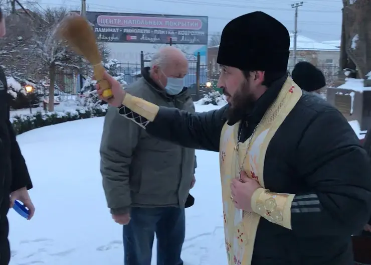 Сегодня, в день Крещения Господня, в Свято-Покровском соборе города Кропоткина провели чин Великого освящения воды