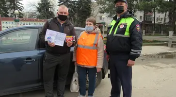 Полицейские Кавказского района с волонтерами патруля «серебряный возраст» провели акцию «Не отвлекайся за рулем!»