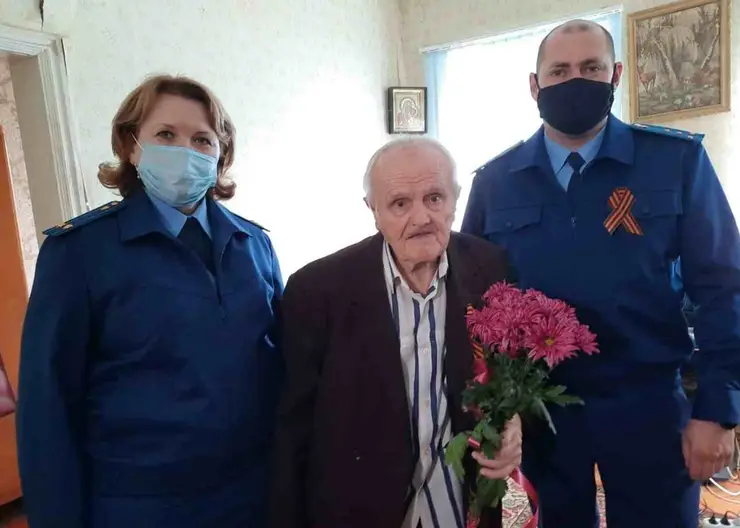 В преддверии Дня Победы сотрудники прокуратуры района поздравили 101-летнего ветерана Великой Отечественной войны