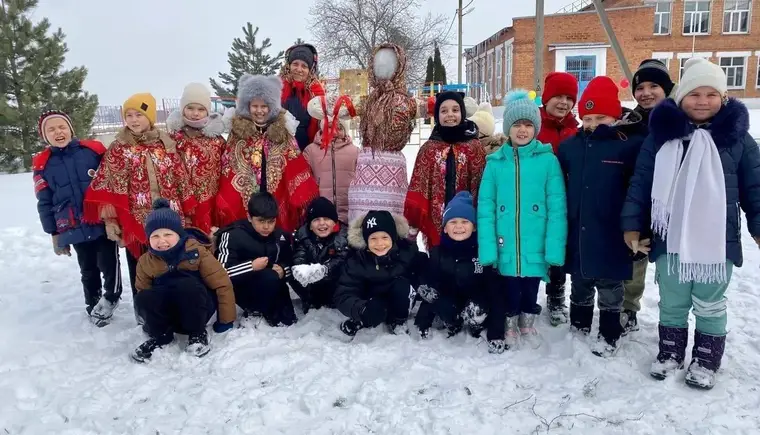 Первоклассники станицы Темижбекской проводили зиму по народным традициям