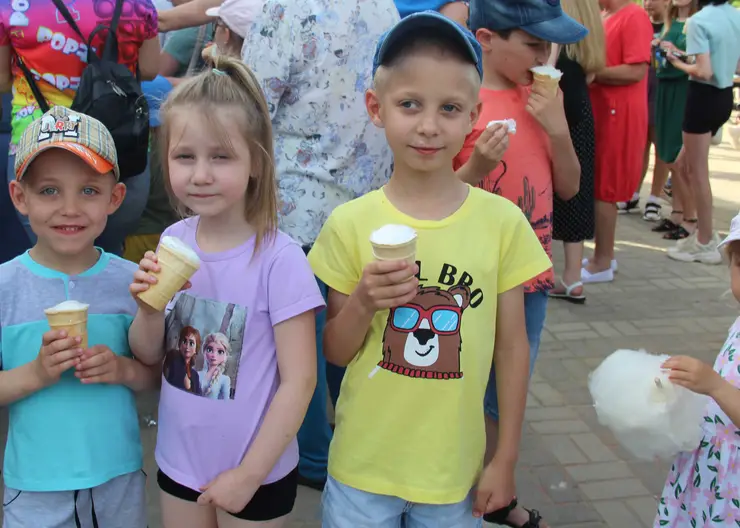 Вечер 1 июня в станице Кавказской взрослые посвятили детям