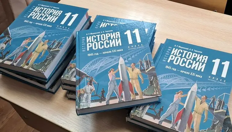 Школы Кавказского района получили новые учебники по истории для 10-11 классов