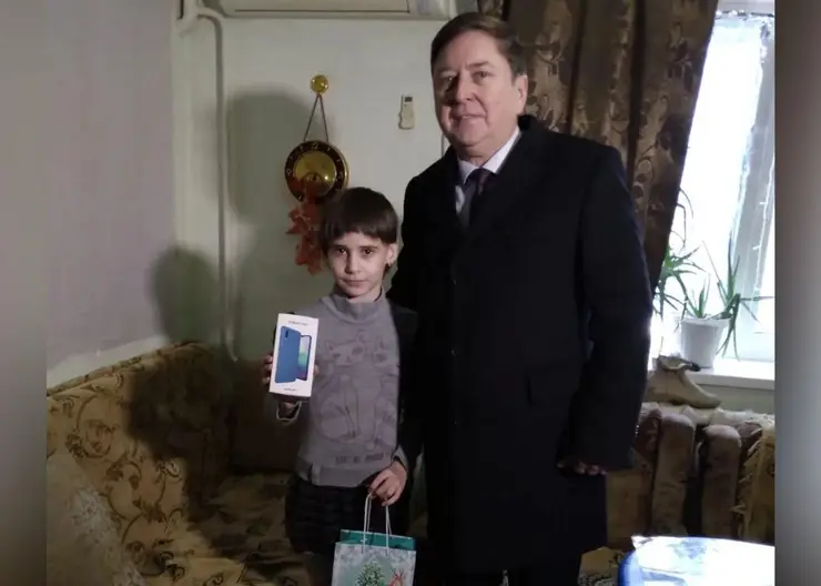 Члены партии «Единая Россия» продолжают выполнять желания детишек из Кавказского района, которые приняли участие в акции «Ёлка желаний»