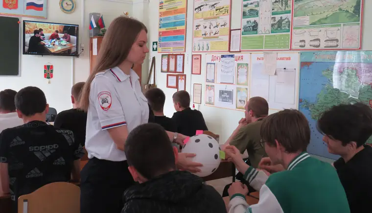 В Кавказском районе госавтоинспекторы провели краш-курс для студентов